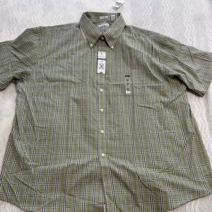Van Heusen Plaid Men’s Short Sleeve Shirt
Size XXL